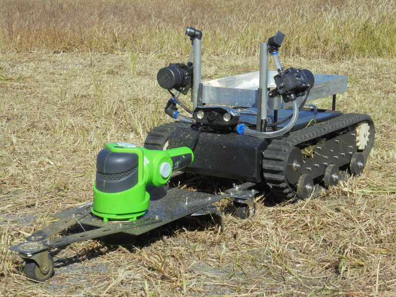 写真：散布自動車SC1 20L-草刈り機付